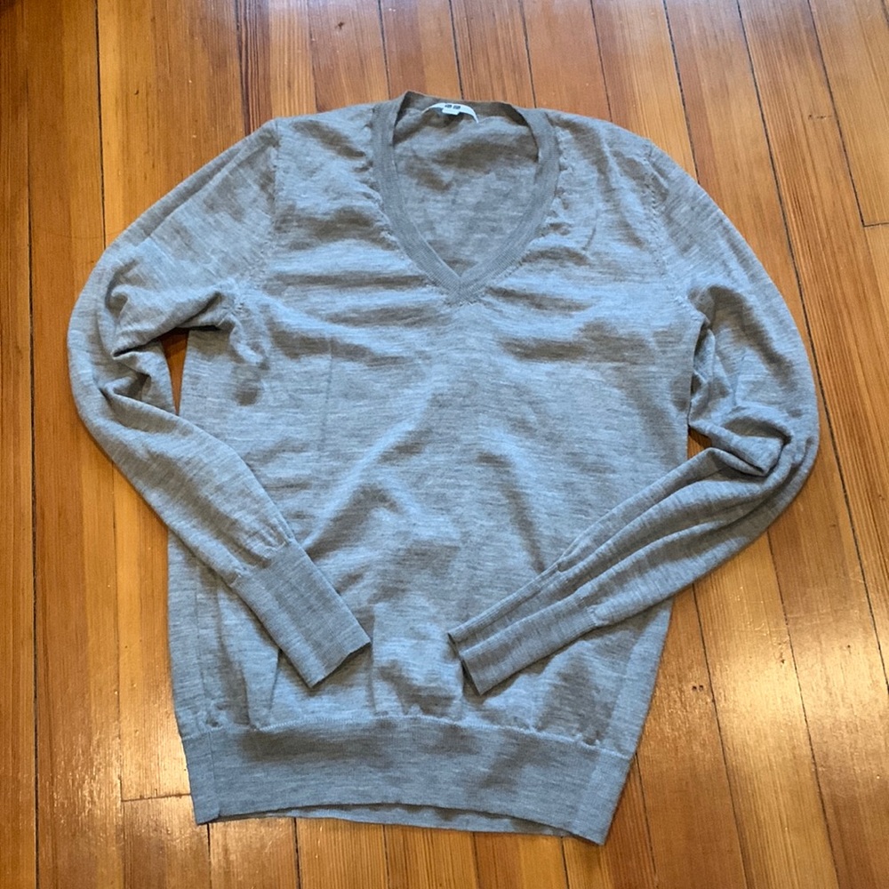 Uniqlo Merino wool V neck sweater